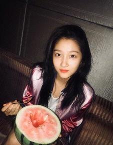 娱乐圈吃瓜爆料关晓彤微博,吃瓜群众纷纷热议